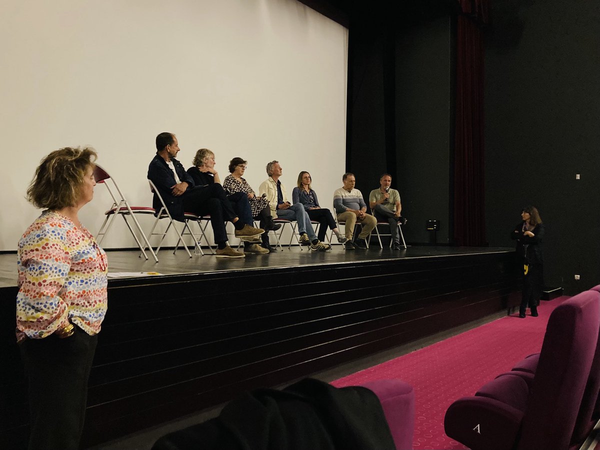 Passionnant débat d’acteurs sur l’agriculture dans les Alpes-Maritimes autour du film d’Arnaud Gobin et Christophe Camoirano «Du béton sur nos courgettes», animé par Karine Emsellem, de l’⁦<a href="/Univ_CotedAzur/">Université Côte d'Azur</a>⁩ et Marie Laure Gache, présidente de ⁦<a href="/georegards/">Festival GéoRegards</a>⁩.