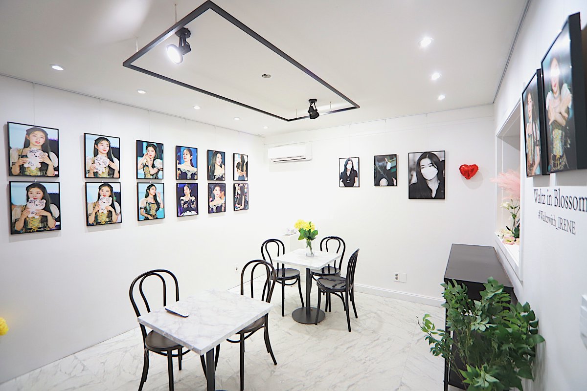 lovinherflower's tweet photo. 𝙇𝙤𝙫𝙞𝙣𝙝𝙚𝙧 𝙀𝙫𝙚𝙣𝙩
레드벨벳 아이린 님 생일 이벤트🎉
cafe event &amp; mini exhibition

🗓 03/26-29
🕘 11:00-20:00

𝐏𝐫𝐞𝐬𝐞𝐧𝐭𝐞𝐝 𝐛𝐲
@Dorothy_0329

➖

#Waltzwith_IRENE

#러빈허

#아이린
#IRENE
#RedVelvet
#레드벨벳 https://t.co/ra7i61rxoK