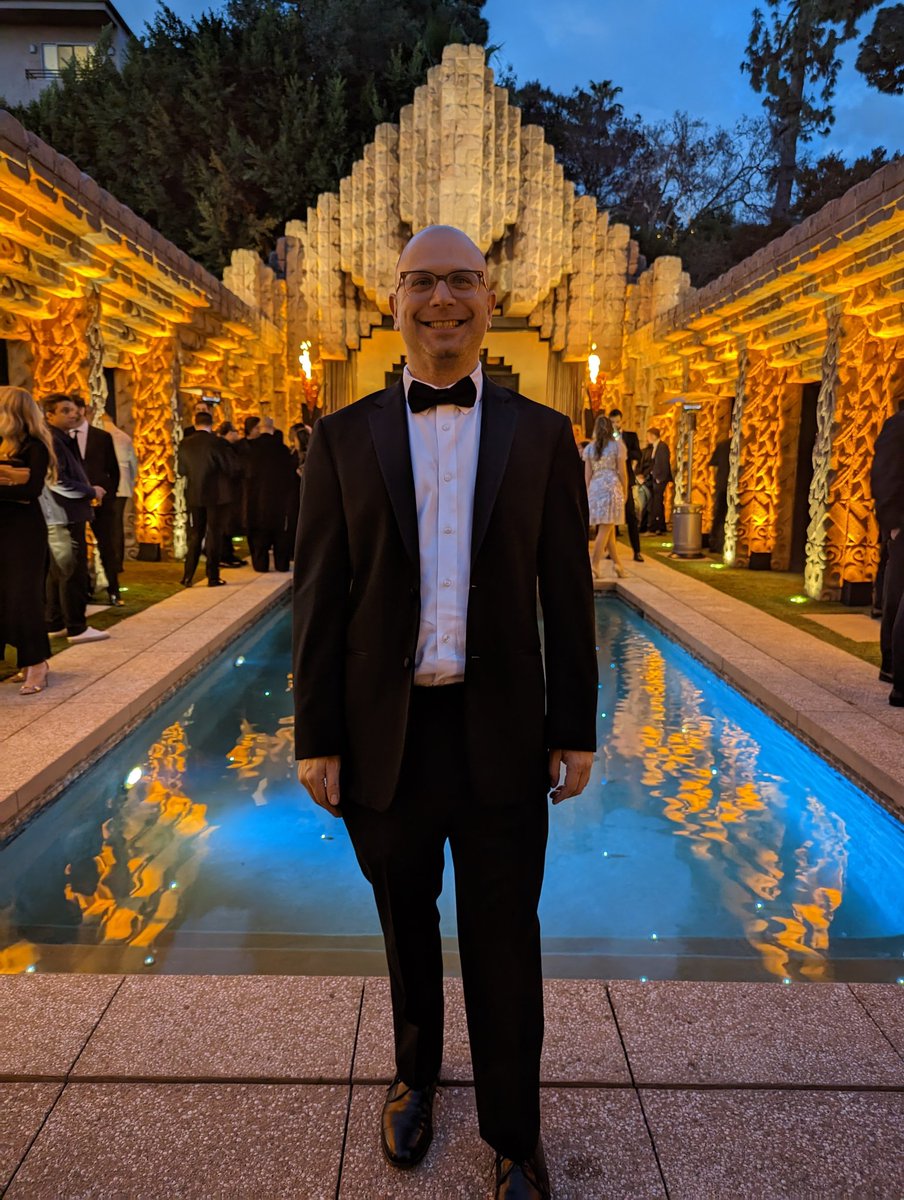 professorplum_'s tweet image. Had a blast this week at a black tie party at the Sowden House by Lloyd Wright. I&apos;ve always wanted to see the inside of this iconic LA landmark. Plus it was so fun to dress up in a tux  #lloydwright #architecture #LosAngeles #sowdenhouse