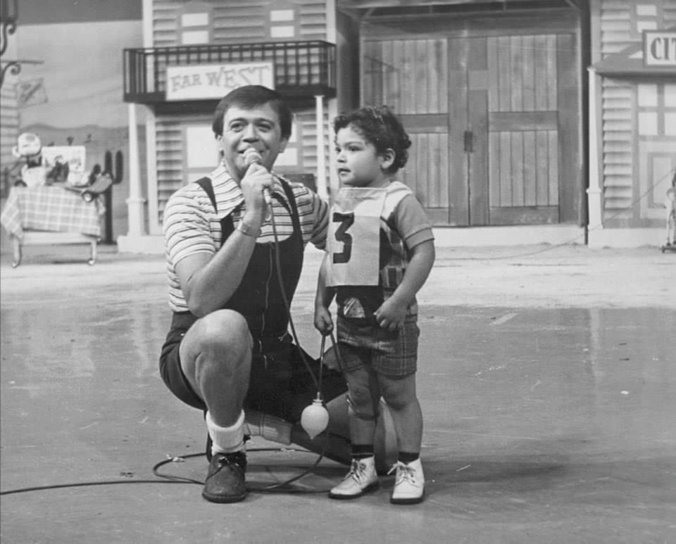 JorgeMarinMX's tweet photo. Lamentamos el fallecimiento de Xavier López “Chabelo”, un referente en la cultura popular de la infancia de muchas generaciones.

📸 Radio Fórmula
#Chabelo #humor #infancia https://t.co/qIZVbMR0g2