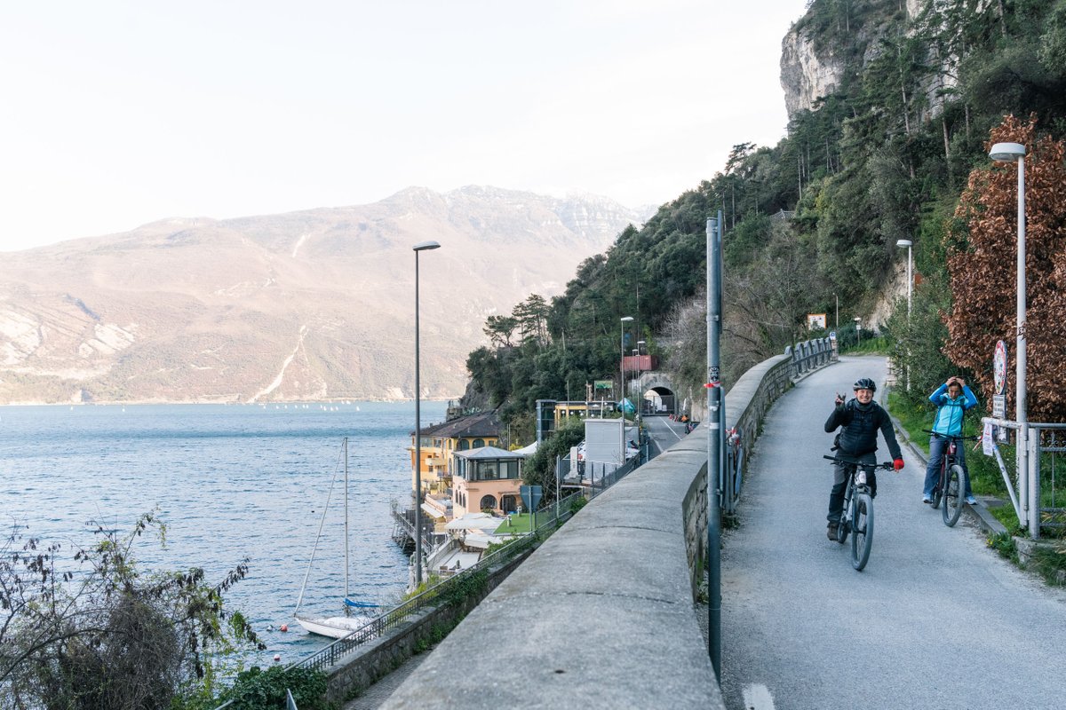 pivettiladige's tweet photo. #Trentino, riaperta oggi dopo due mesi di chiusura (per lavori) la mitica #strada del #Ponale, #sentiero #turistico per #trekking e #mtb tra i più famosi d'Italia, a sbalzo sul #Garda... L'anno scorso fece 500mila transiti.
#gardasee #gardalake #outdoors #rivadelgarda #ledro https://t.co/2YxIniHCmB