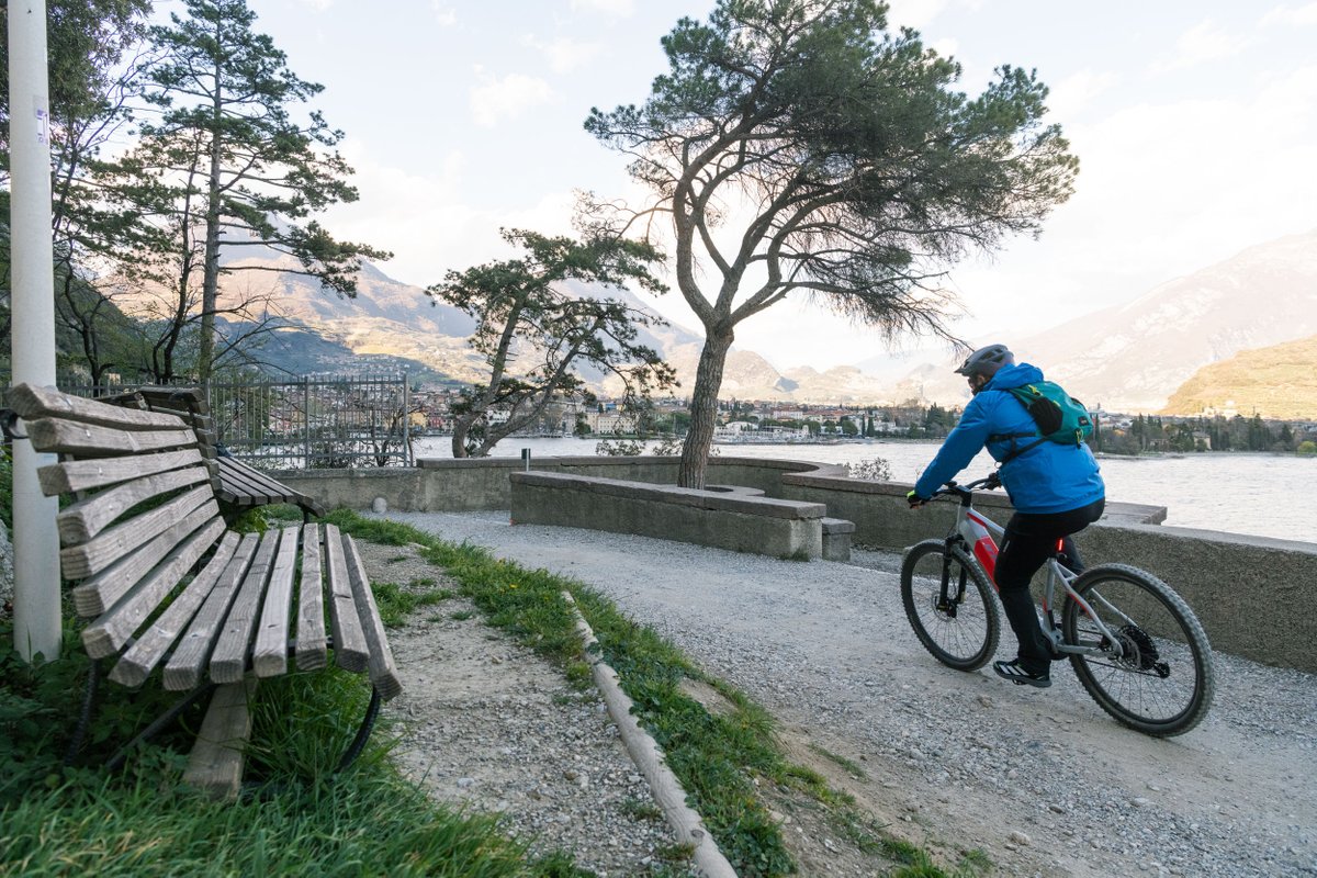 pivettiladige's tweet photo. #Trentino, riaperta oggi dopo due mesi di chiusura (per lavori) la mitica #strada del #Ponale, #sentiero #turistico per #trekking e #mtb tra i più famosi d'Italia, a sbalzo sul #Garda... L'anno scorso fece 500mila transiti.
#gardasee #gardalake #outdoors #rivadelgarda #ledro https://t.co/2YxIniHCmB