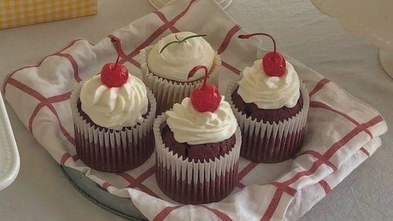 malusokay's tweet photo. Weekends are for baking 🧁 https://t.co/d81seta6aM