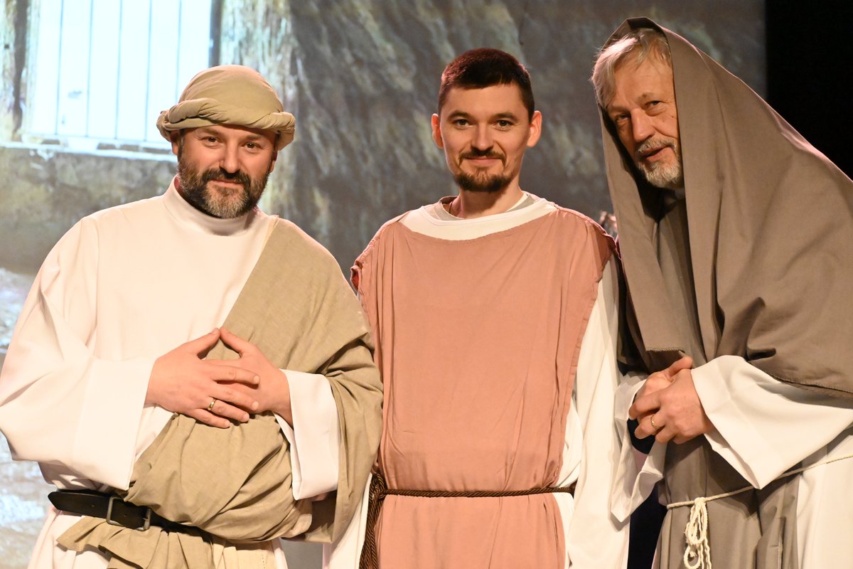 DiecSiedlce's tweet photo. 🎭✝ "Pasja Jezusa Chrystusa" - dziś odbyła się próba generalna.
Zapowiada się niezwykła uczta duchowa na czas #WielkiTydzień.
🎟 Bilety są jeszcze do nabycia w kasach #CKiS #Siedlce 🤝 wpieramy Katolicką Szkołę Podstawową i Fundację #NaszaSzkoła
ℹ https://t.co/zQScU0dgu0 https://t.co/alPHg3XkLL