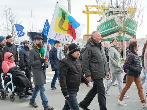 leSNU62twitte's tweet photo. La FSU mobilisée à #etaplessurmer avec l'intersyndicale ce #Samedi25Mars contre cette #reformedesretraites injuste et brutale ! ⏰L'heure du retrait de cette réforme a sonné. RDV mardi #28mars pour la prochaine grande journée de grève et manifestations 💪 https://t.co/W6YqDif4A7 https://t.co/a2YB4YDUPa