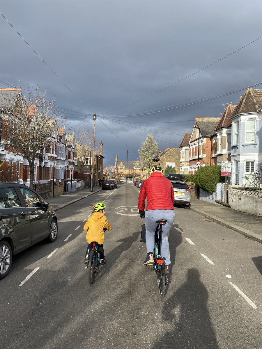 Stunning sky’s over #Tottenham this evening. 

We race home to miss the rain, but rain never came! 🌧️🌈🌧️

#ActiveTravel #BikeIsBest #LTNs #CyclingForAll