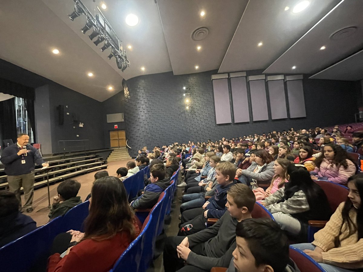 Wells4EdTech's tweet photo. Hats off to RCK music department for hosting a very informative instrumental demonstration to @WCSDEmpowers 4th Grade students! 🎶🥁🎺🎻🎷@WCSDBKING https://t.co/vTPGhFeZ7D