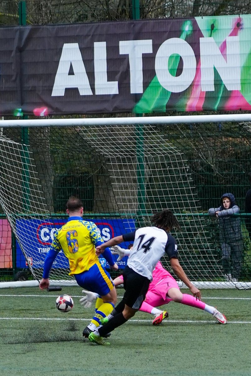 Jimhaseven's tweet photo. @alton_fc Well taken 🥅 💪 ⚽️ https://t.co/rA9vA68qgQ