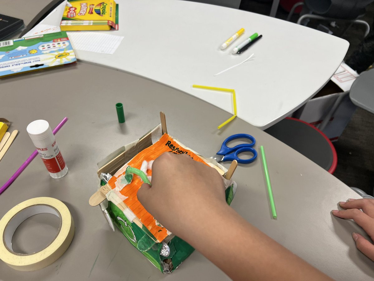 MissMoeTeaches's tweet photo. Things that make me happy:

When my classroom transforms into a #makerspace and you see imagination turn to innovation. The future is theirs ♥️ 

#STEAM #StudentEngagement #GlobalGoals #doyourbitchallenge https://t.co/nkPR8fuuqm