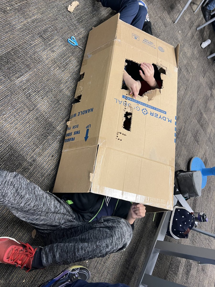 MissMoeTeaches's tweet photo. Things that make me happy:

When my classroom transforms into a #makerspace and you see imagination turn to innovation. The future is theirs ♥️ 

#STEAM #StudentEngagement #GlobalGoals #doyourbitchallenge https://t.co/nkPR8fuuqm