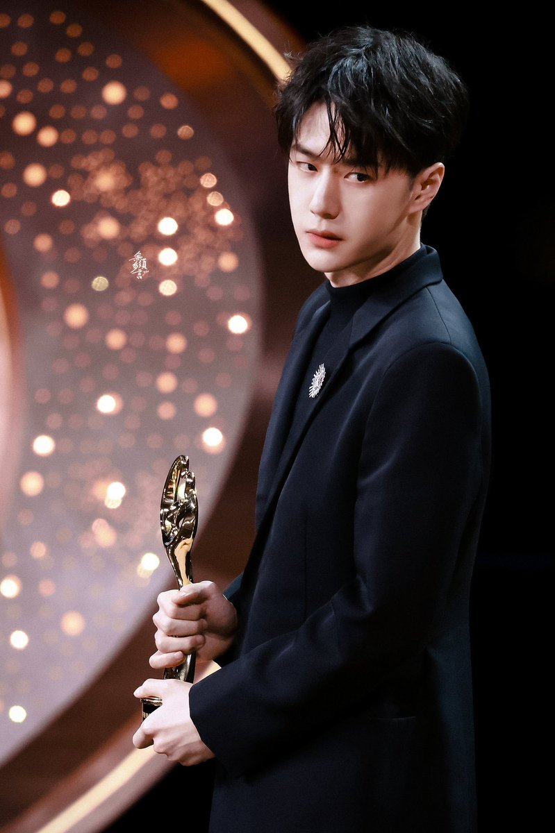 sera_8597's tweet photo. Absolutely THE wang yibo picture of the day 🏆✨
#WangYibo
#WangYibo_WeiboNight2022 https://t.co/piXoUK0kCH