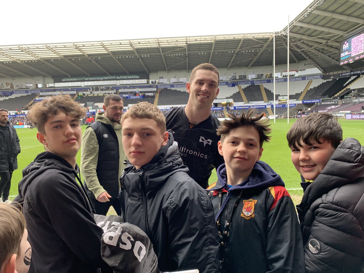 delrally's tweet photo. Thanks for making the time to see the boys today @George_North https://t.co/BHR4Oq7O1b
