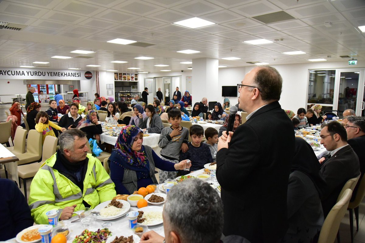 TC_Zonguldak's tweet photo. Vali Mustafa Tutulmaz, eşi Fatma Tutulmaz ve il protokolü milletimizi büyük üzüntüye boğan deprem felaketi sonrasında ilimiz Çaycuma KYK yurdunda misafir ettiğimiz depremzede kardeşlerimizle Valiliğimizce düzenlenen iftar buluşmasında oruçlarını birlikte açtılar. https://t.co/c4V0TDHYG8