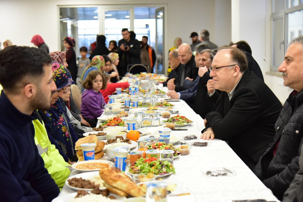 TC_Zonguldak's tweet photo. Vali Mustafa Tutulmaz, eşi Fatma Tutulmaz ve il protokolü milletimizi büyük üzüntüye boğan deprem felaketi sonrasında ilimiz Çaycuma KYK yurdunda misafir ettiğimiz depremzede kardeşlerimizle Valiliğimizce düzenlenen iftar buluşmasında oruçlarını birlikte açtılar. https://t.co/c4V0TDHYG8