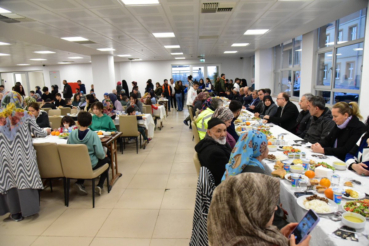 TC_Zonguldak's tweet photo. Vali Mustafa Tutulmaz, eşi Fatma Tutulmaz ve il protokolü milletimizi büyük üzüntüye boğan deprem felaketi sonrasında ilimiz Çaycuma KYK yurdunda misafir ettiğimiz depremzede kardeşlerimizle Valiliğimizce düzenlenen iftar buluşmasında oruçlarını birlikte açtılar. https://t.co/c4V0TDHYG8