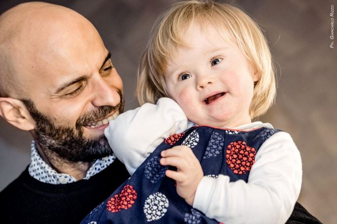 TheAvnerSolal's tweet photo. Luca Trapanese est italien, gay, et voulait adopter un enfant. On lui a proposé une fillette #trisomique refusée par 20 familles : il a accepté immédiatement. 
"A la minute où je l'ai prise dans mes bras, j'ai senti qu'elle était ma fille" 
🙏👏❤️ https://t.co/Om4fT0hQj5