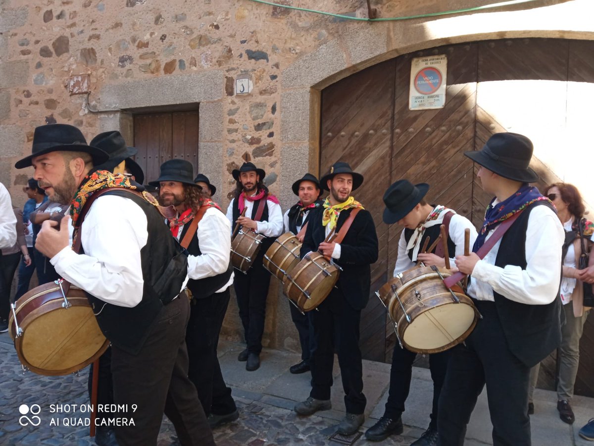 ADICOVER1's tweet photo. Continuamos con las actividades de la Comarca de la Vera en Jato. Participación de los  Peropaleros de Villanueva de la Vera y desgustación de quesos de cabra en el stand de la Vera. https://t.co/PqeIq3VBn2
