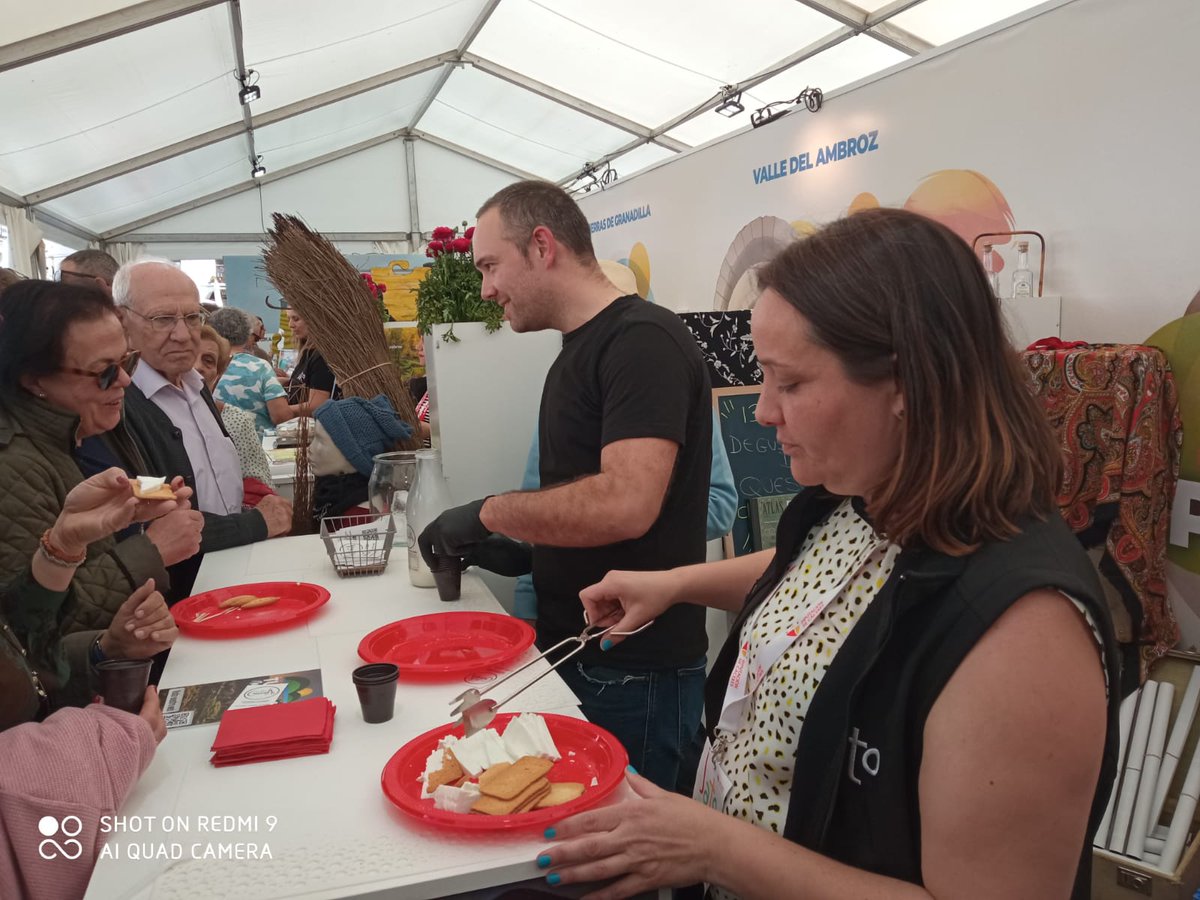 Continuamos con las actividades de la Comarca de la Vera en Jato. Participación de los  Peropaleros de Villanueva de la Vera y desgustación de quesos de cabra en el stand de la Vera.