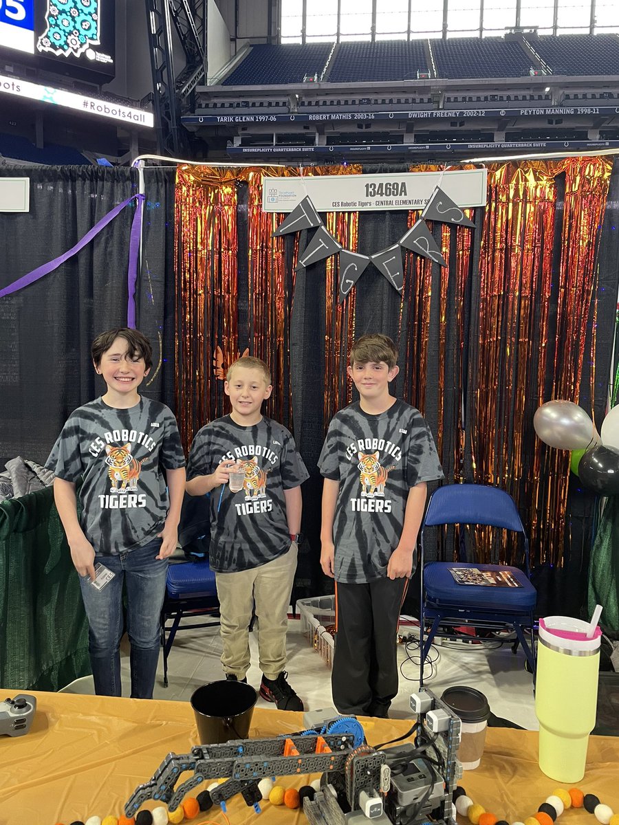 LawrenceburgCSC's tweet photo. RT @LCSCHighAbility: 3 drives down and 5 to go! #weRCES #IndianaRobotics https://t.co/P7NEG0CzAM