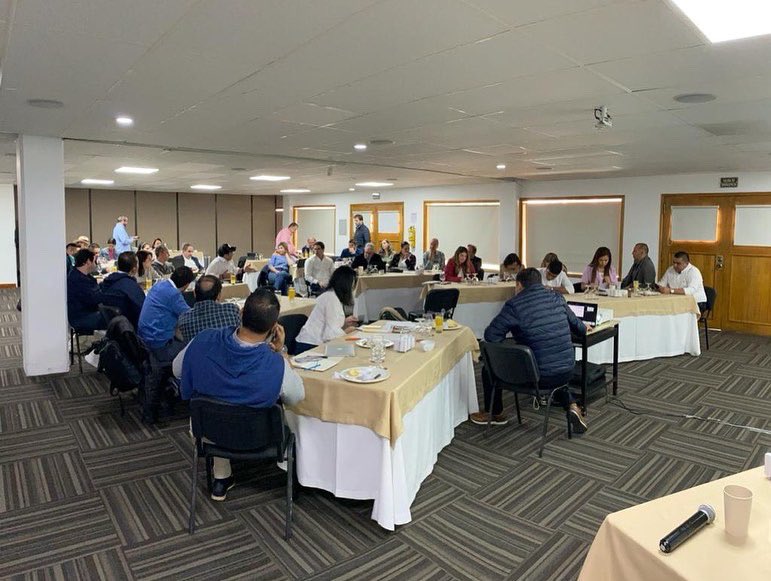 En reunión de estudio con la bancada del Centro Democrático. Hablamos sobre proyectos de Reforma del Gobierno Nacional, Plan de Desarrollo y agenda legislativa.