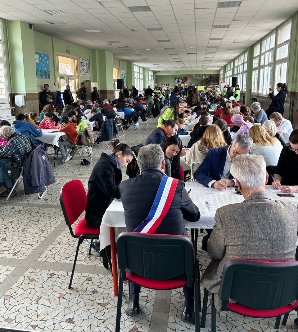 Sur un texte de <a href="/SalhiSonia11/">Salhi Sonia</a> célébrant la #francophonie, la ministre de la Culture a fait la <a href="/dicteepourtous/">La dictée pour tous</a> à Sannois 🙏🏻💐 Bravo aux 250 participants, aux gagnants et à Abdellah Boudour qui a eu cette idée de génie pour rassembler tt le monde avec sympathie et intelligence 👏🏻🇨🇵