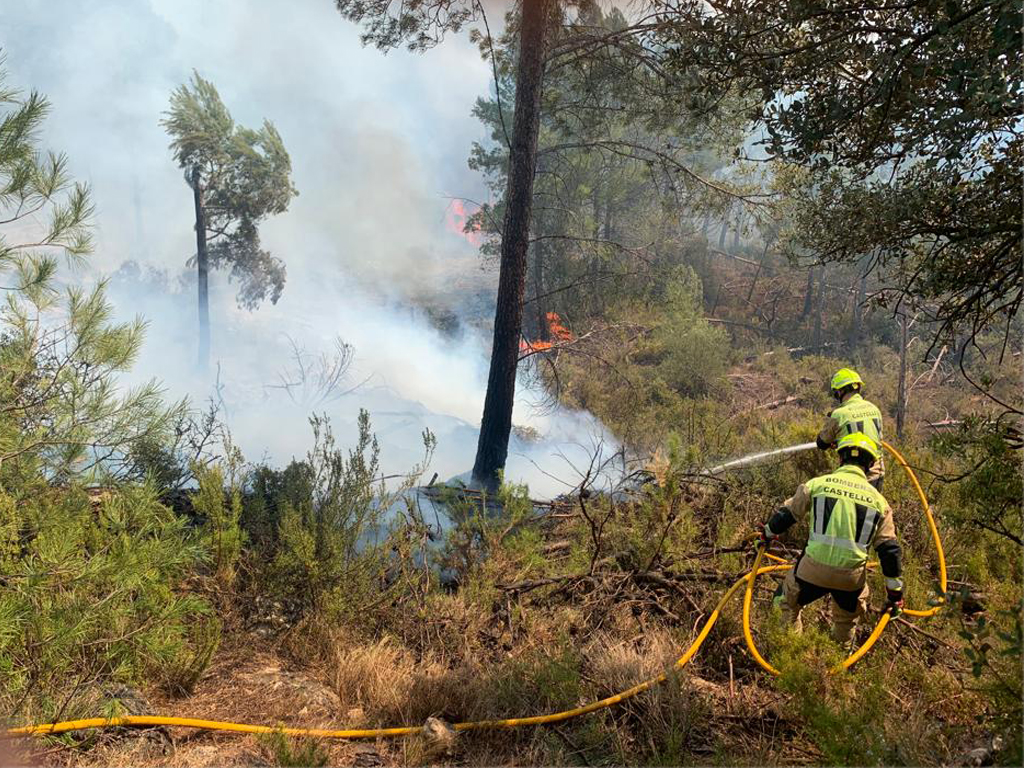AreaSeguridadCS's tweet photo. 👨‍🚒🔥Bomberos de Castelló está colaborando desde el jueves en la extinción del incendio forestal originado en Villanueva de Viver y que se ha extendido con virulencia por nuestra provincia. https://t.co/S3isNYMCUB