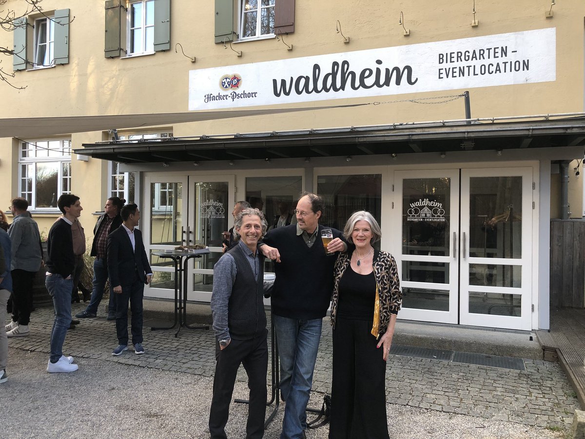 Zuerst essen und dann für 200 begeisterte Eurovision-Fans auftreten! In München. <a href="/OgaeGERMANY/">OGAE Germany</a> <a href="/OGAEInt/">OGAE International</a>