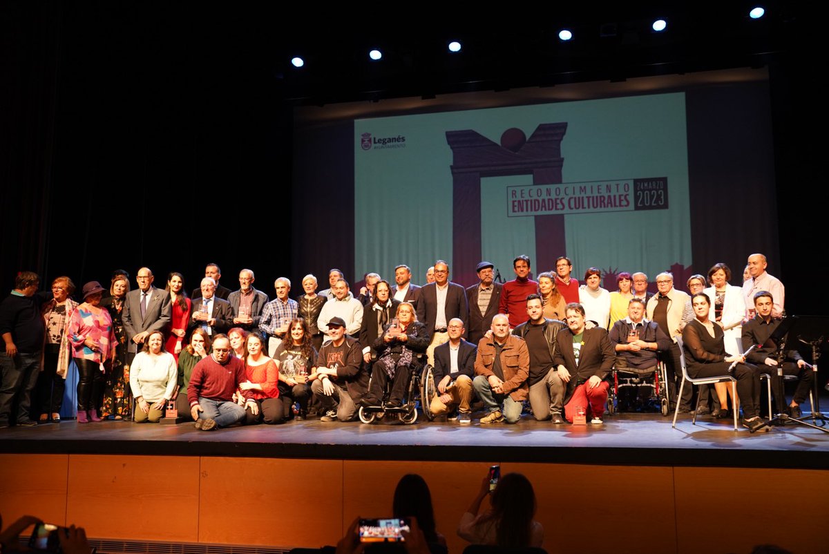 📸♥️ Una imagen para el recuerdo.

#Leganes reconoció la labor de las entidades y asociaciones culturales de la ciudad. 

Consulta los premiados aquí 👉🏻 bit.ly/3FQdjxG