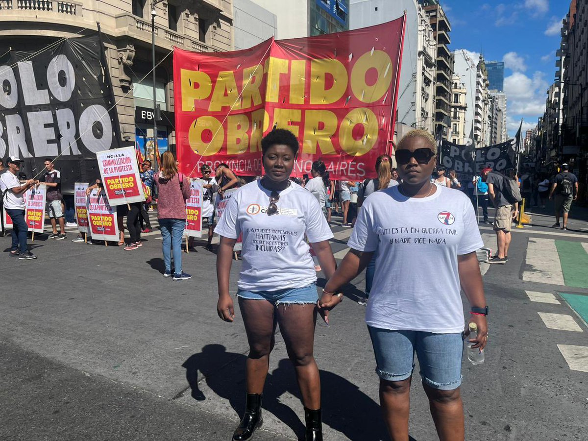 MigrantesChile's tweet photo. Ninguna Migrante es Ilegal‼️
✊🏿🪧Marcha #ForoMundialDDHH en Buenos Aires, Argentina https://t.co/eeyE5SLtMb