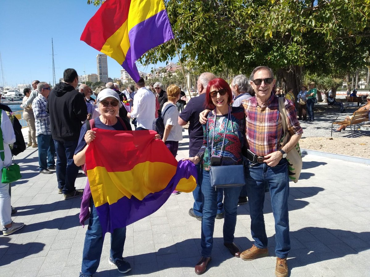 .<a href="/EUAlacant/">Esquerra Unida Alacant</a> junto a <a href="/iperezrico/">Iñaki Pérez Rico🔻</a>, Director General de Qualitat Democràtica, Responsabilitat Social i Foment de l'Autogovern @GVAparticipacio, en el homenaje al capitán del Stanbrook y a las víctimas republicanas de la represión franquista. #República ❤️💛💜 #MemoriaDemocrática