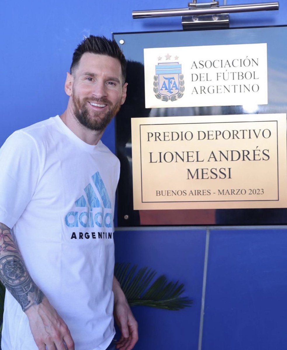 Newells's tweet photo. Homenaje al capitán 🇦🇷

Se realizó en el predio de Ezeiza el acto de nombramiento del Complejo Habitacional Deportivo Lionel Andrés Messi, en honor al 🔟

🔴⚫ Representaron a #Newells Ignacio Astore, Pablo Pérez y Leonel Vangioni, junto a @MR11ok.

¡Felicitaciones Leo! 👏🏼📸 @afa https://t.co/A1p4zclHgT