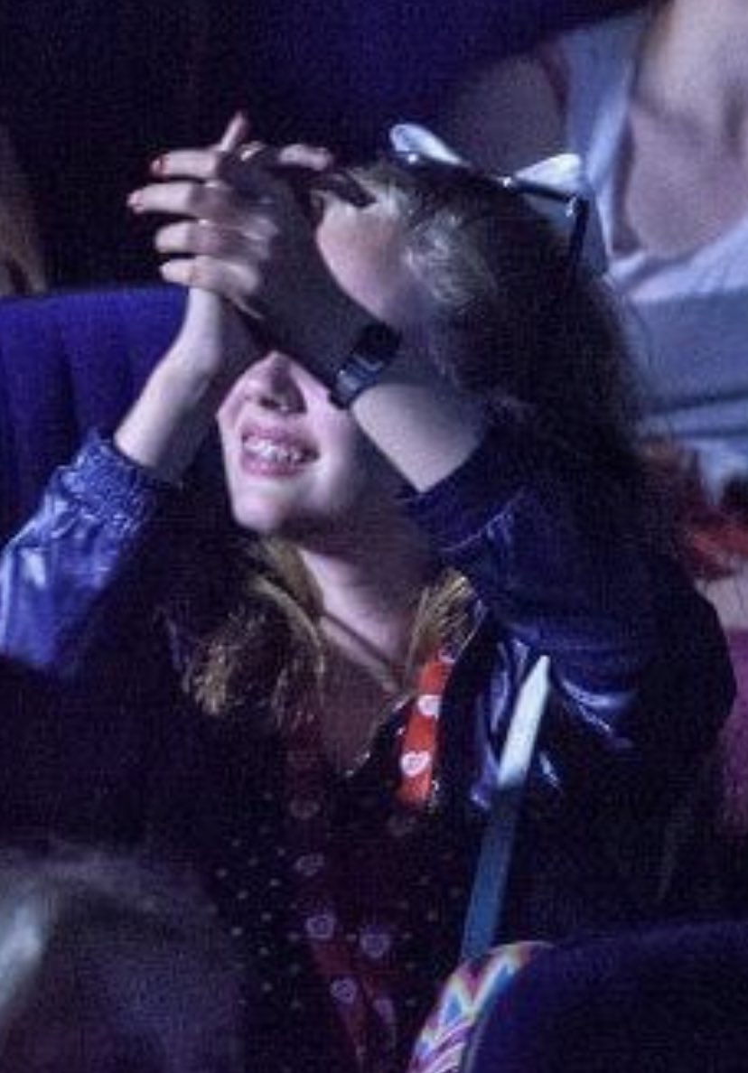 Ég er stödd í Smárabíó hvar ég ætla að sjá myndina Louis Tomlinson: All of Those Voices. Rifja það upp þegar ég var hérna fyrir 10 árum á myndinni One Direction: This Is US (sjá mynd (ég er að fela það að ég er hágrátandi)).