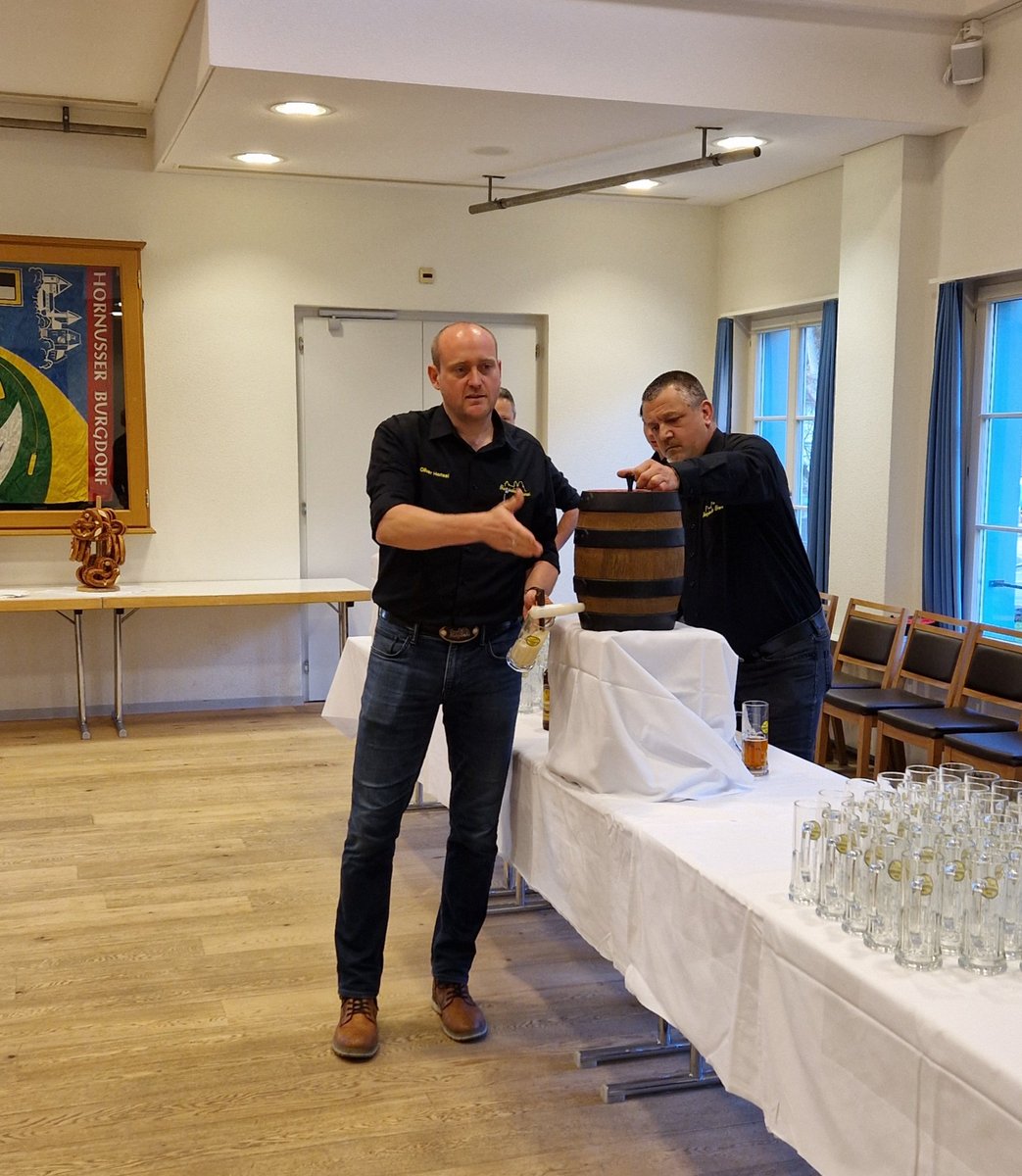 burgdorferbier's tweet photo. Wir vermelden das Handfeste Bier feierlich angestochen. Das Festbier zeichnet sich durch einen malzig-süssen Duft sowie ein sehr dezentes Hopfenaroma aus. Die zurückhaltende Bittere lässt Platz für eine angenehme Malzaromatik, die auch den Nachtrunk prägt. https://t.co/bKrWtcgVX3
