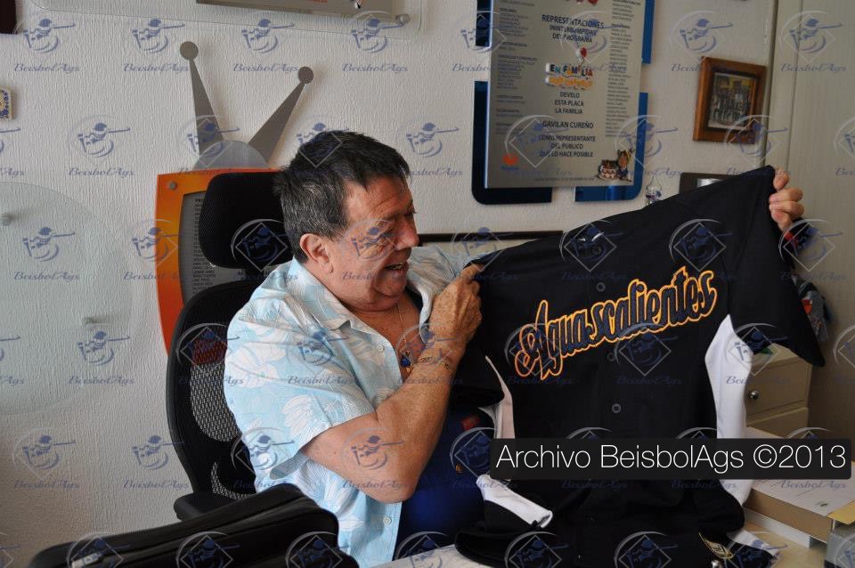 BeisbolAgs's tweet photo. Con el fallecimiento de Xavier López "Chabelo", recordamos cuando el icono de la televisión mexicana vistió el overol de @RielerosDeAgs en 2013. La nota completa en el Facebook de @BeisbolAgs 🚂⚾️🕊️

Descanse en paz 🕊️

📝: https://t.co/01shTk1Lcj

📸: Archivo #BeisbolAgs https://t.co/56vkEAL1Qq