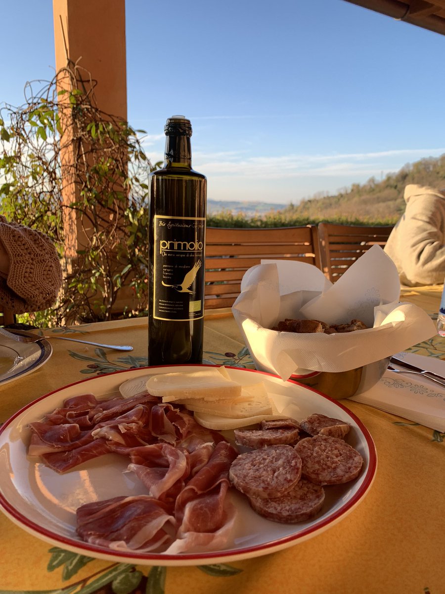 HBUSItaly's tweet photo. Tour and olive oil tasting at Il Falco bio-agriturismo, learning more about Italy’s Slow Food and  Zero Kilometer food movements https://t.co/wdpXmQQl0j
