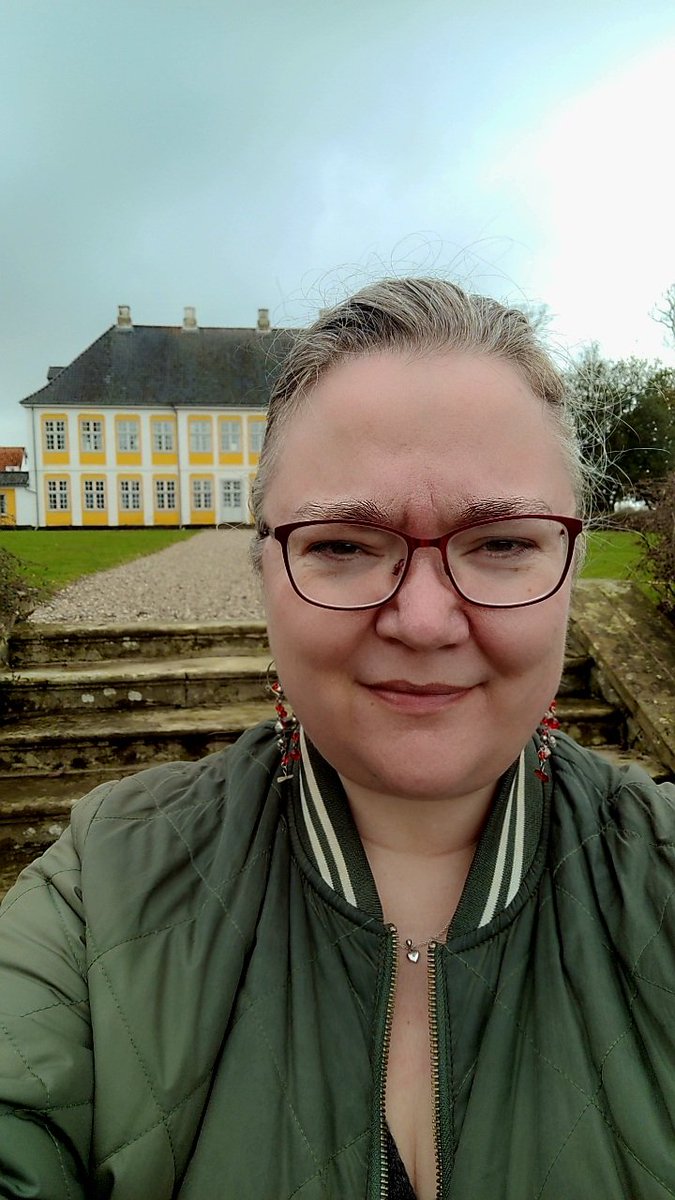 #SanditonSisterhood Went to the SecondHand shop to look for blue things to buy...And went for a tour of the grounds (in the rain) at the only Regency Era'ish (1788) located close by. So I did do something productive today! 😁😜