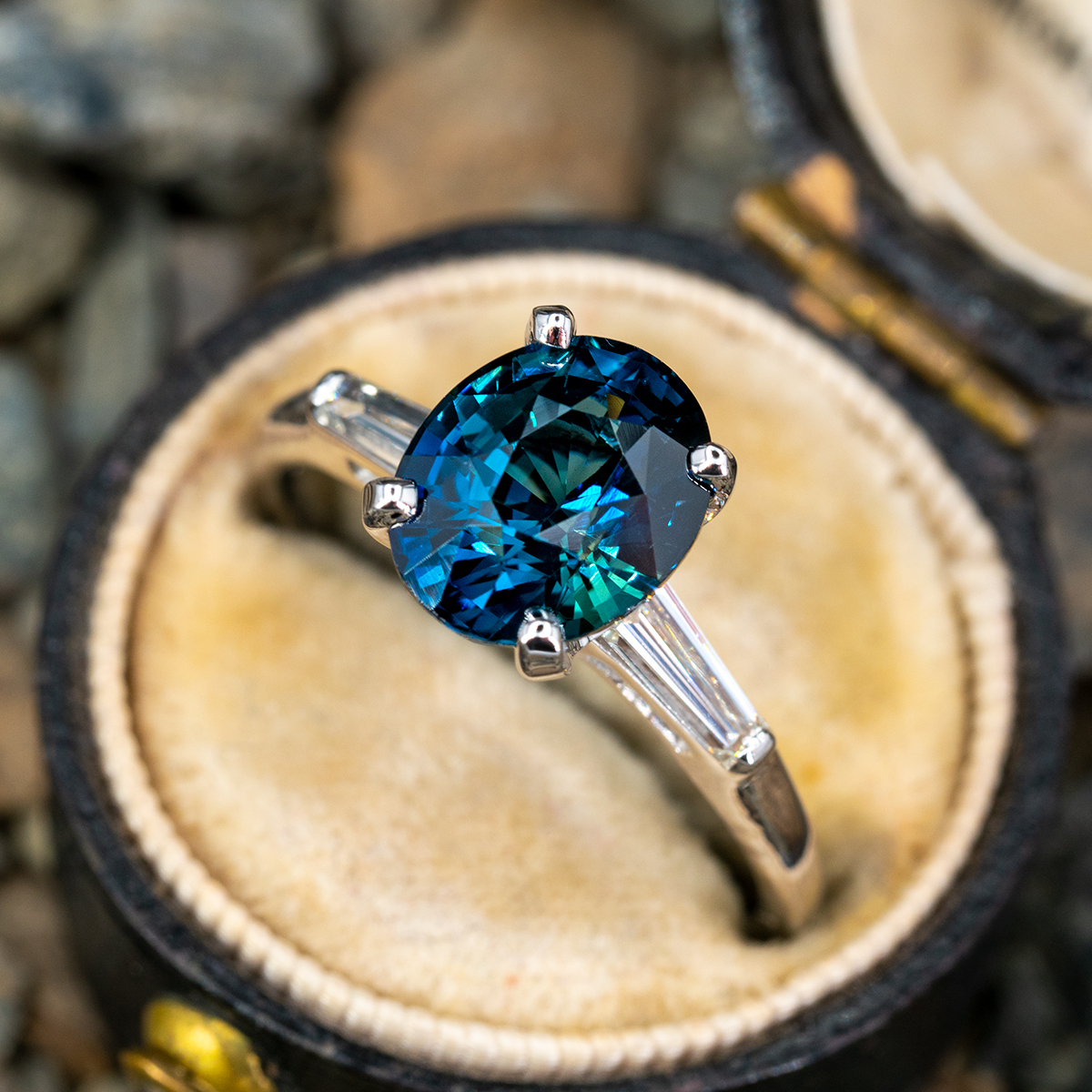 eragem's tweet photo. Amazing Peacock Sapphire w/ Baguette Diamonds ❤️

Sku A22575 https://t.co/qEQvd2JtFR