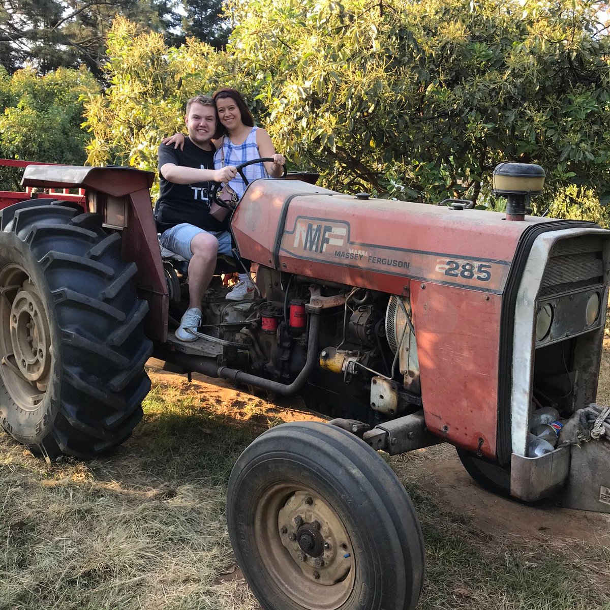 TeamQuesoGG's tweet photo. ¿A cuál te subes? 🚜

❤️ @SurgicalGoblin 
🔁 @Real_BaleGame 

Hoy 21.30 hs jugamos 🆚 @TribeGaming en el día 2 de @QuesoCupTV por https://t.co/1mOZvhPgOx! 🙌

#ClashRoyale #VamosTQ https://t.co/Ph5tJ0vwOs