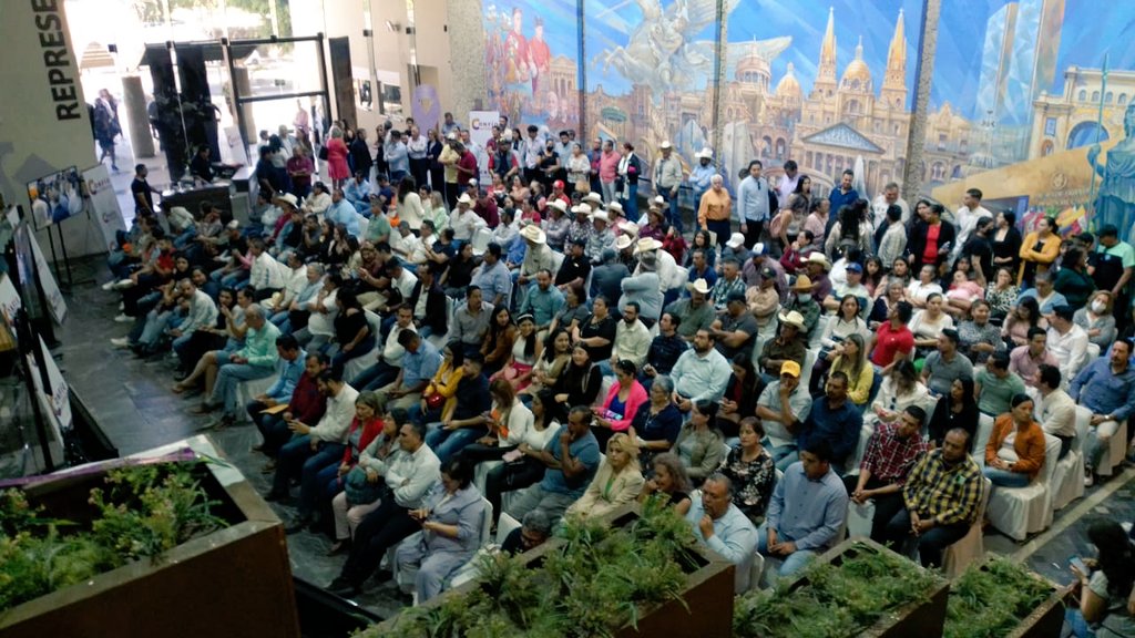 JonadabMartinez's tweet photo. Así luce la @CamaradeCom_GDL, tanto el auditorio principal como los lugares comunes, para escuchar el diálogo organizado por @ConfioEnMex, teniendo como invitado especial a @AlbertoEsquerG. 

La cohesión social, una oportunidad de desarrollo y progreso!!! https://t.co/cTgMa5c3IL
