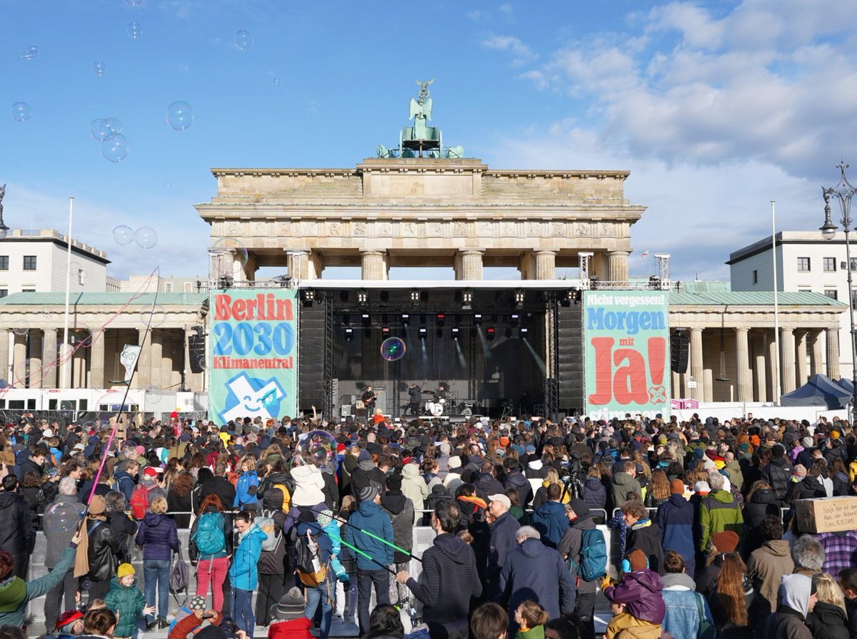 ahh wie schön ist es bitte bei <a href="/klimaneustart/">Klimaneustart</a>? 😍

Berlin, kommt rum! Heute bis 20 Uhr am Brandenburger Tor und morgen ins Wahllokal zum Volksentscheid für ein klimaneutrales Berlin 2030! 🔥📣
