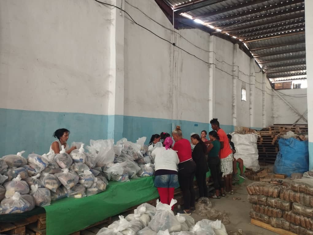 En la EMPA 4 de La Habana continua la conformación y distribución de los módulos alimenticios para embarazadas y asistenciados de los municipios Cotorro, Boyeros, Arroyo Naranjo y Guanabacoa. 
#MejorEsPosible #YoVotoXTodos