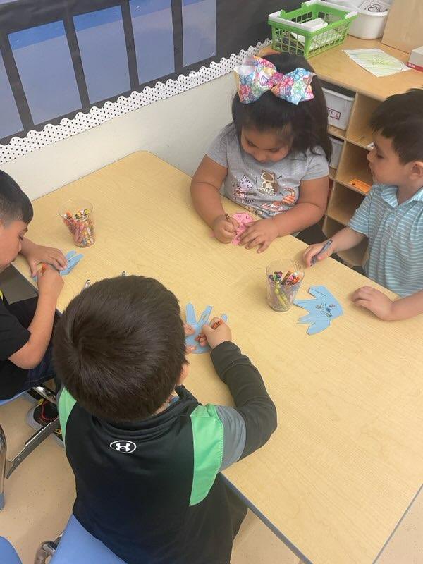 michell76407927's tweet photo. Love the PreK !! Has so much fun making bunnies from tracing their hands! CUTE!!!! #avcato #castleberryisd #Easter2023 https://t.co/umjOpDJE1S