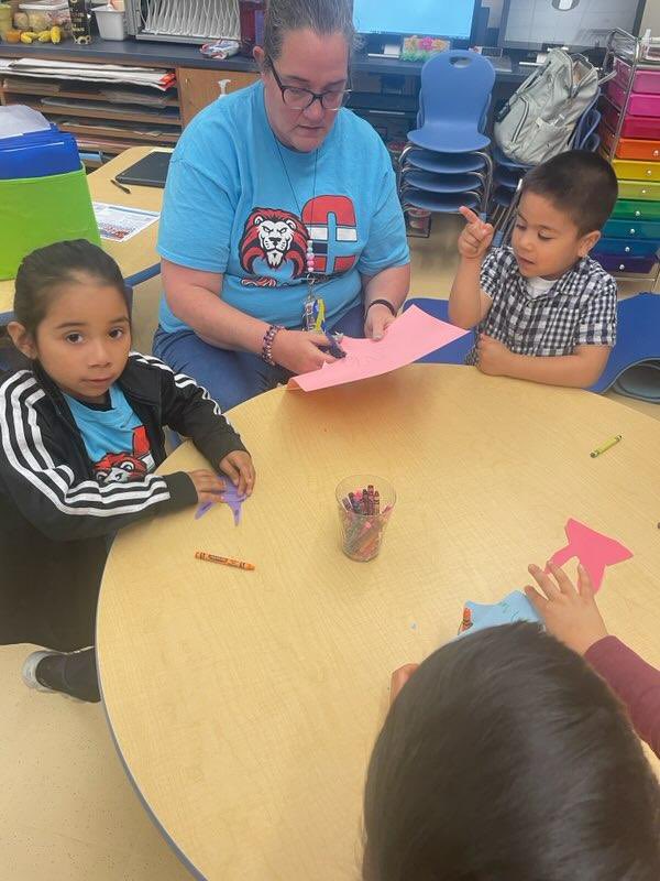 michell76407927's tweet photo. Love the PreK !! Has so much fun making bunnies from tracing their hands! CUTE!!!! #avcato #castleberryisd #Easter2023 https://t.co/umjOpDJE1S
