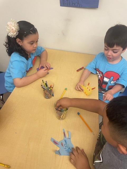 michell76407927's tweet photo. Love the PreK !! Has so much fun making bunnies from tracing their hands! CUTE!!!! #avcato #castleberryisd #Easter2023 https://t.co/umjOpDJE1S