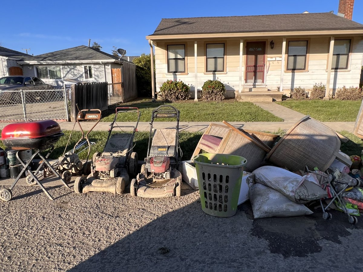 SupervisorAlejo's tweet image. Tremendous loss everywhere on #Pajaro! These were residents valuable items and now discarded because of water and mud damage! Families invited me into their homes to see the damage and losses!

¡Tremenda pérdida por todos lados en #Pajaro! ¡Estos eran artículos valiosos para los…
