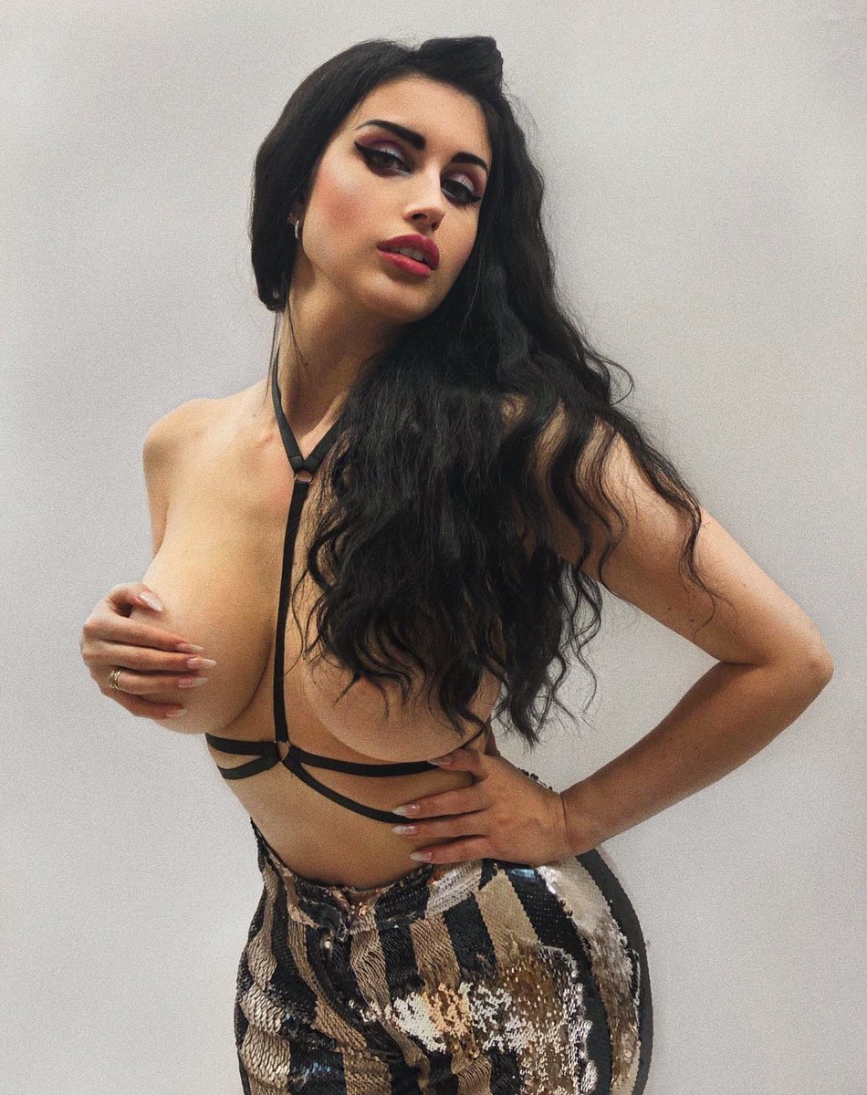 Viens découvrir mon univers 😍 
✨mym.fans/Elsao✨
➡️Abonnement sans engagement  de 9€99 😍
➡️Un 🎁 surprise à ton abonnement (viens me le demander 🤪) 
➡️ Un média/ jour 
➡️ Déblocage de presque 1000 médias + accès à ma messagerie PV 
#mym