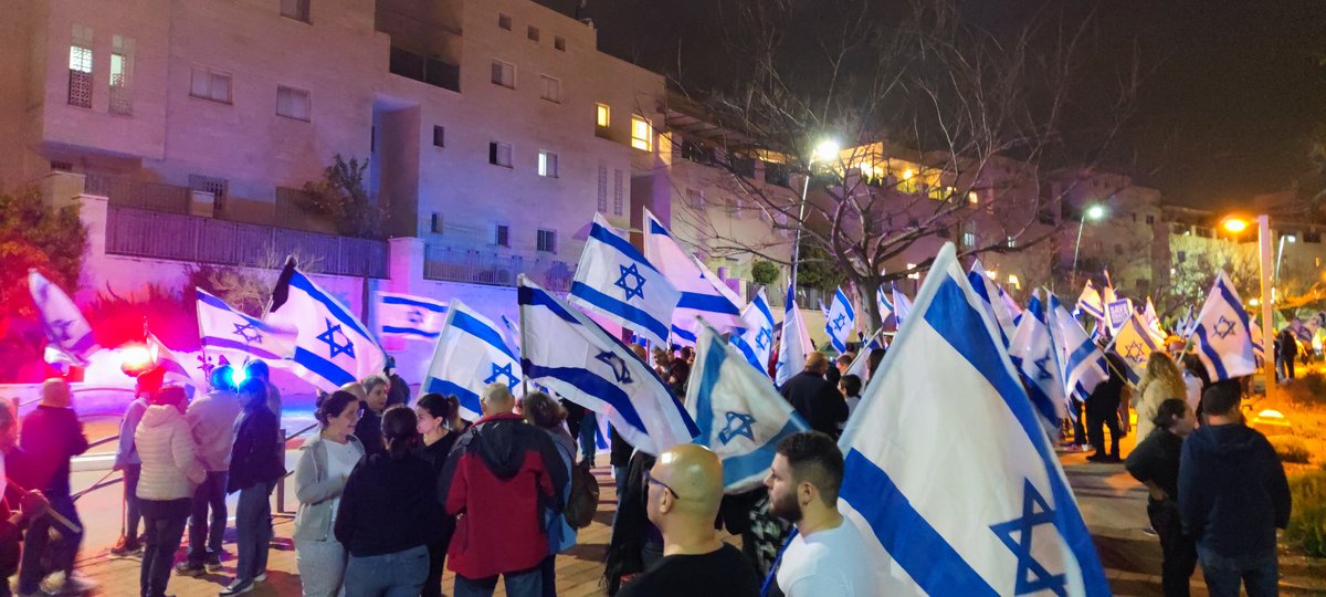 BoazAlbert's tweet photo. @KseniaSvetlova גם מול הבית של לוין יש https://t.co/vifj3GRPOw