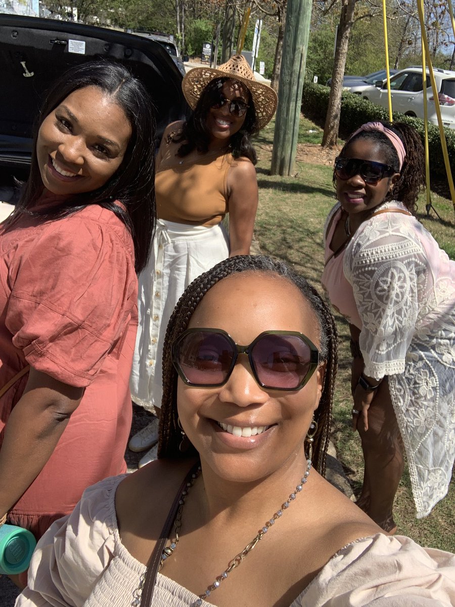 MMcCullum_iLead's tweet image. Fun times with my tribe. 💗💚 #GammaRho #Spring04 #Linesisters