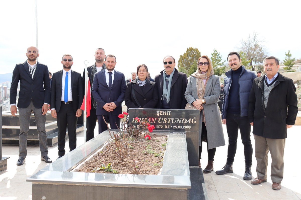 kubat_ramazan's tweet image. Bu gün Sivas’ta Şehit Muhsin Yazıcıoğlu ve kader arkadaşlarını dualarla andık.Muhsin başkanın annesi Fidan Yazıcıoğlu’nun kabrini ziyaret ettik.Mekanları Cennet olsun…
@kilicdarogluk 
@YKuvayimilliye