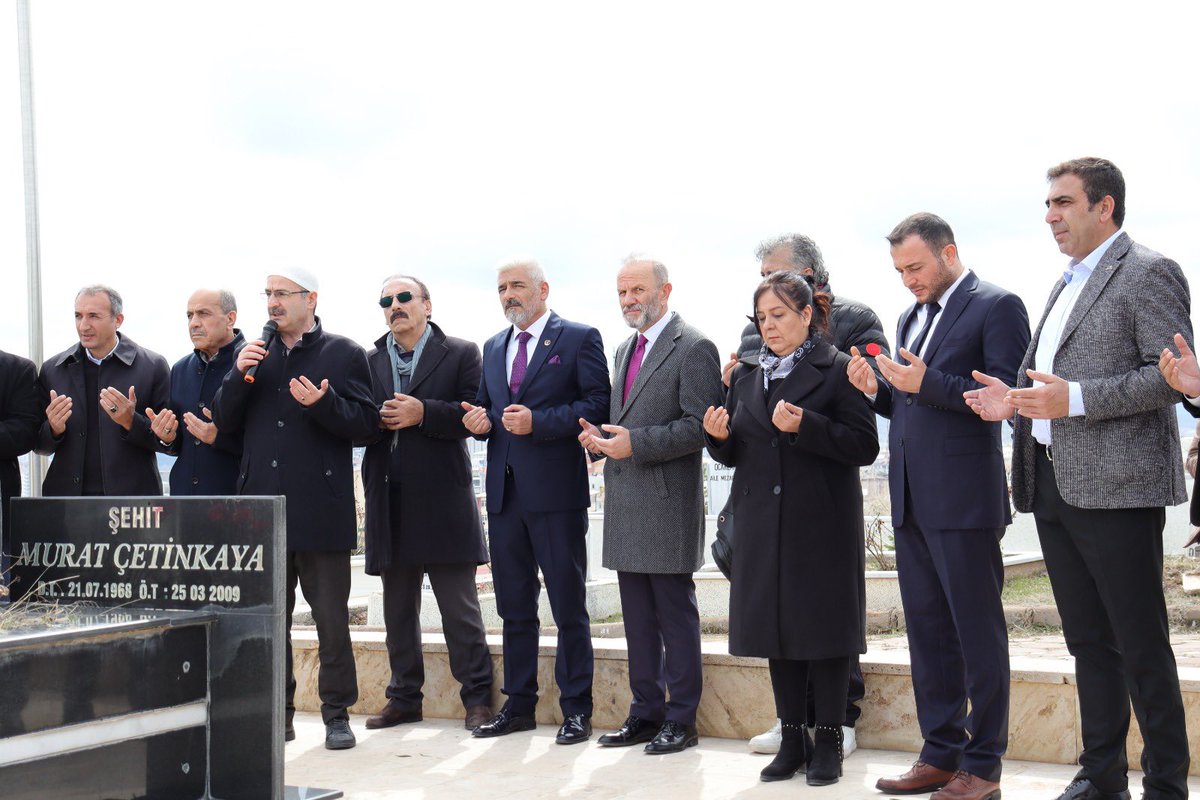 kubat_ramazan's tweet image. Bu gün Sivas’ta Şehit Muhsin Yazıcıoğlu ve kader arkadaşlarını dualarla andık.Muhsin başkanın annesi Fidan Yazıcıoğlu’nun kabrini ziyaret ettik.Mekanları Cennet olsun…
@kilicdarogluk 
@YKuvayimilliye